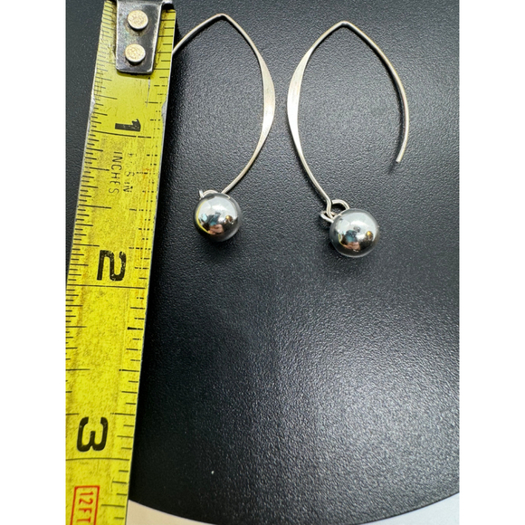 Women's sterling silver curved wire earrings with ball - Picture 4 of 6